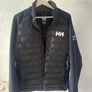 Helly Hansen cardigan jacka  - En cardigan jacka från Helly Hansen i storlek S, perfekt nu till våren. Säljer för 499kr. Priset är inte hugget i sten. Skriv vid frågor eller funderingar. 