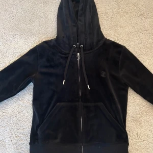 Svart velour hoodie med dragkedja Juicy  - Juicy couture Strl xs kofta, som ny skick!