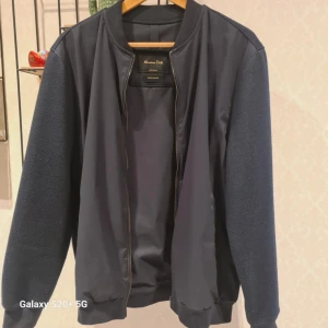 Massimo dutti cardigan - Säljer min Massimo dutti cardigan. Storlek L men är liten i storlek. Säljer då den är för liten 