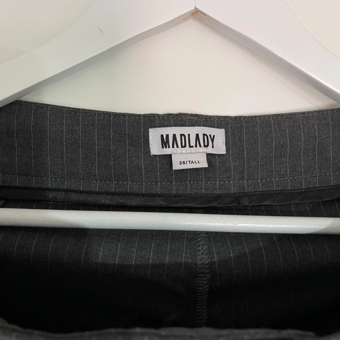 Grå randiga kostymbyxor från Madlady - 1