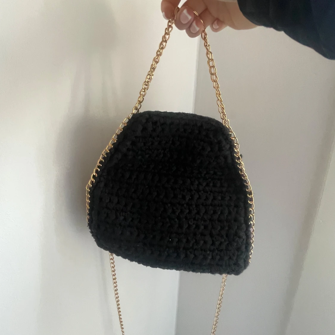 Svart virkad väska med guldkedja - 1