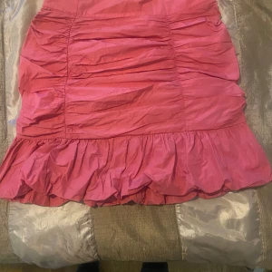 Zebramönstrade byxor - Snygga zebramönstrade byxor i svart och vitt. Perfekta för att sticka ut med ett djärvt mönster. Byxorna har en normal passform och är gjorda i ett bekvämt material.