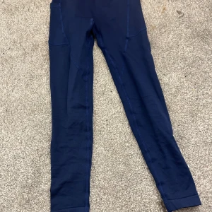 Marinblå leggings - Säljer ett par marinblå leggings i stretchigt material. Aldrig andvända