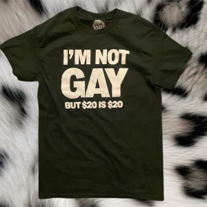 Rolig t-shirt - Cool t-shirt med texten ”I’m nor gay but 20$ is 20$” den är välldigt mörk grön och inte svart men välldigt bra kvalité utan några defekter❤️