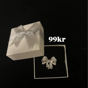 Silvrig Rosett ring  - 22kr frakt 💗