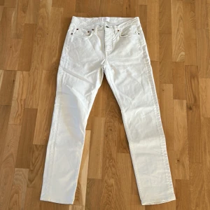 Vita jeans från Acne Studios - Snygga vita jeans från Acne Studios i en klassisk femficksmodell. Tillverkade i en bomullsblandning med en liten del elastan för extra komfort och passform. Perfekta för en stilren look. Dessa är i otroligt skick och perfekta till sommaren nypris runt 1000kr-2000kr vårt pris endast 599 😱