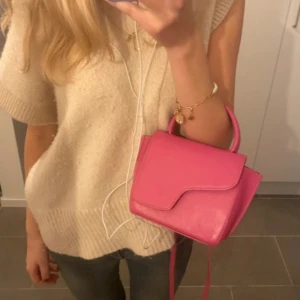 ATP väska - Tryck inte på köp nu utan att vi skrivit! Säljer min superfina ATP väska i super skick💗lite creasad vid öppningen men inget man tänker på alls! Nypris ca 4000