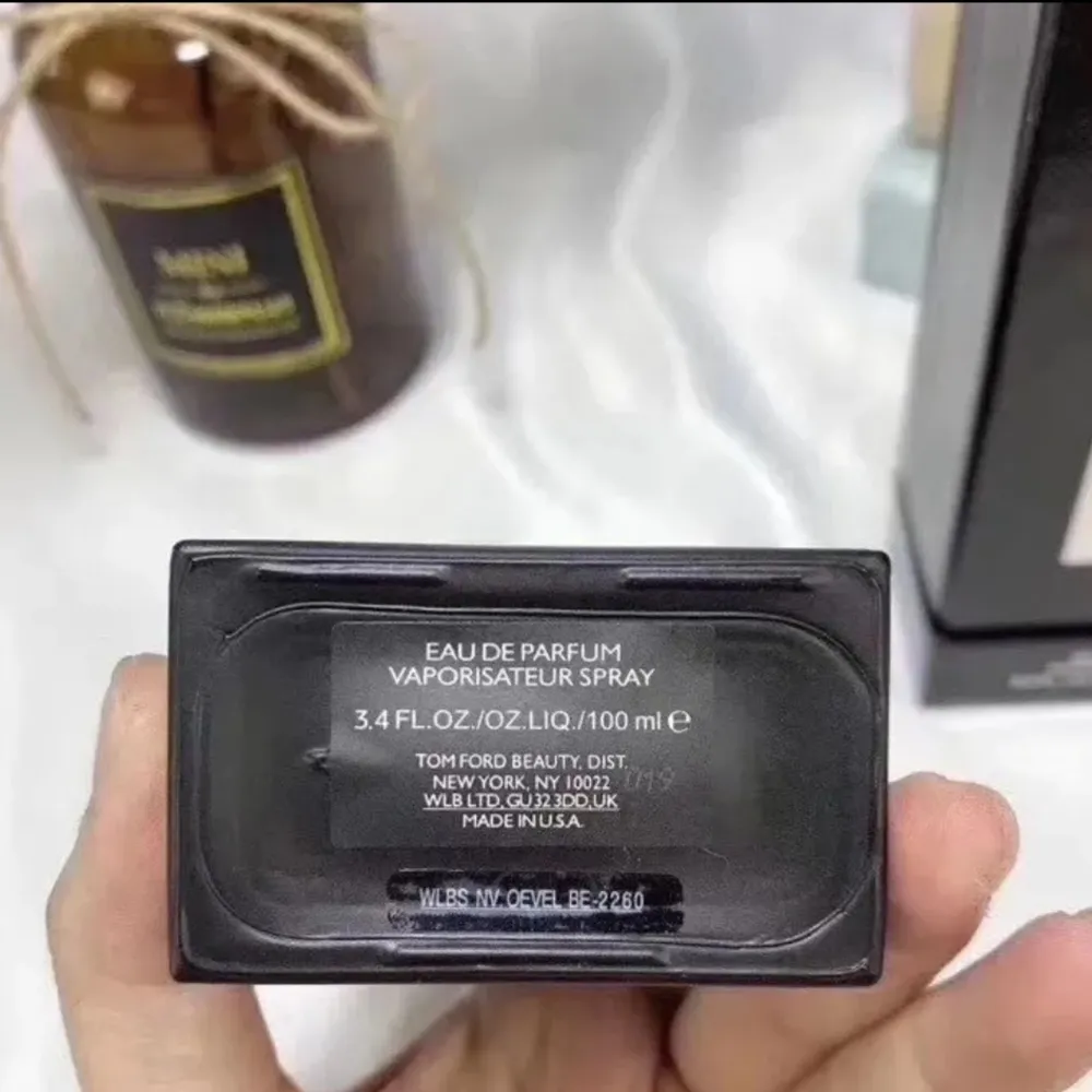 Exklusiv parfym från Tom Ford i en elegant svart flaska med vit etikett. Doften är intensiv och lyxig, perfekt för den som vill sticka ut. Flaskan rymmer 100 ml och har en stilren design med en fyrkantig kork. HELT NY, PRIS KAN DISKUTERAS . Perfume.