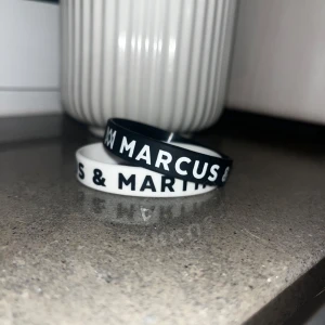 Marcus och Martinus armband svart och vitt - Två stilrena armband i svart och vitt med text. Helt oanvända, bara öppnade ur förpackning. Priset kan diskuteras. Skriv till mig innan ni klickar på köp. Annonsen finns på flera ställen🫶🏻