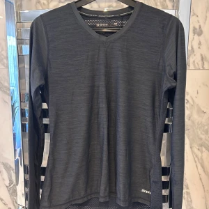 Svart långärmad träningströja från SOC - Säljer en svart långärmad träningströja från SOC. Storlek XS, köparen står för frakten!❤️