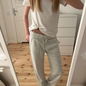 Grå mjukisbyxor med resårmidja - Säljer ett par bekväma grå mjukisbyxor med resårmidja och snörning. De är super sköna och väldigt bra skick💖💖