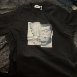 Svart t-shirt med tryck från Weekday - Hej! säljer en tshirt från Weekday i storlek M men skulle nog säga att den passar för folk med strlk S/XS. Säljer pga att den blivit för liten på mig 
