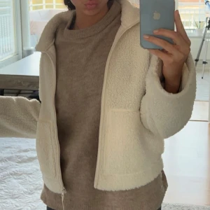 Teddyjacka från H&M - En jättesnygg och trendig vit teddyjacka från H&M som är slutsåld. Den såldes för första gången hösten 2023. 💕