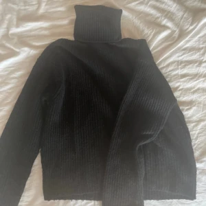 Svart stickad polotröja - Svart stickad polo tröja ifrån H&M som inte finns kvar på hemsidan. Den är i bra skick.🩷