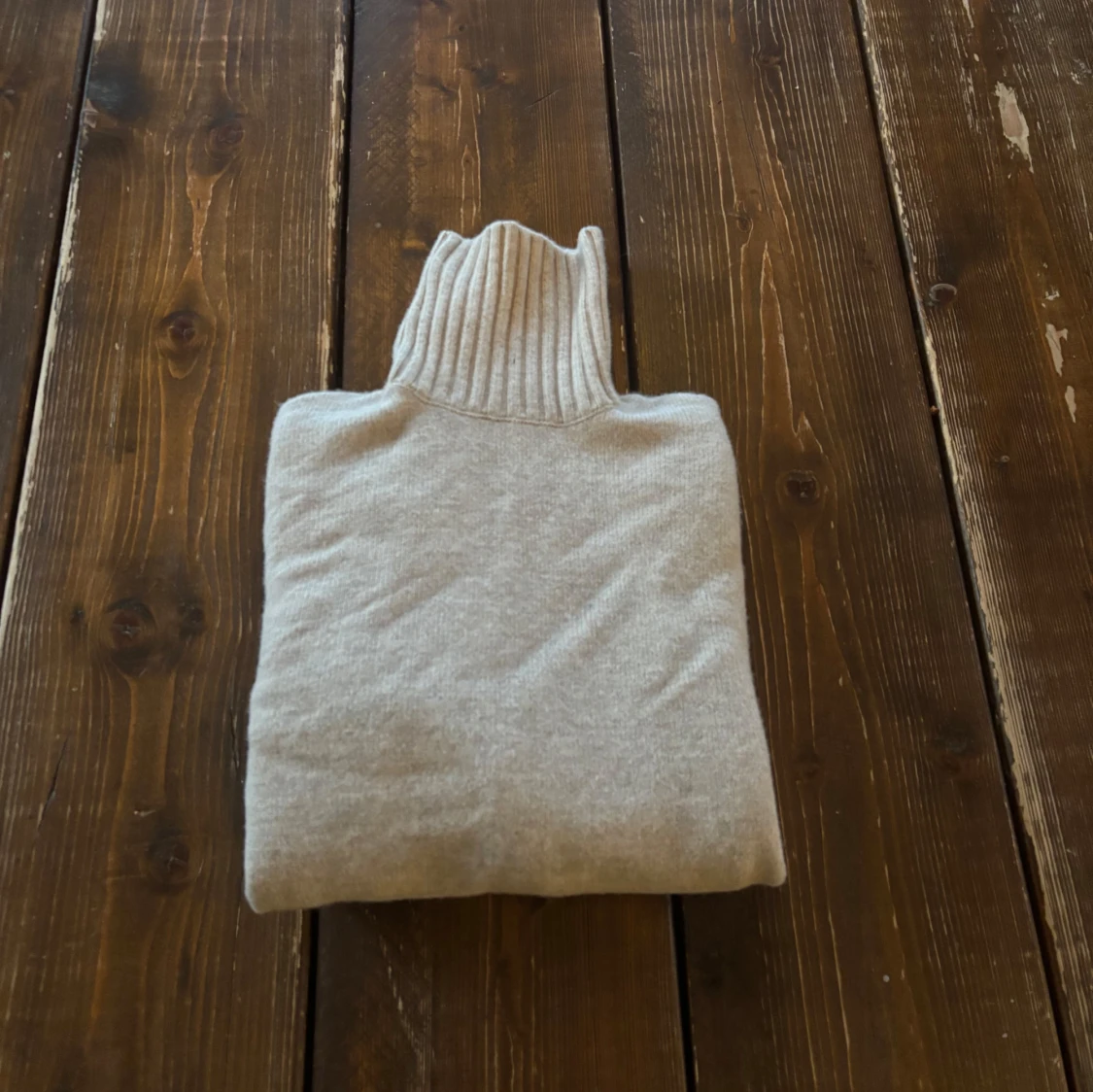 Beige polotröja i mjuk stickning - 3