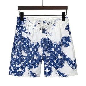 Mönstrade badshorts från Louis Vuitton - Snygga badshorts från Louis Vuitton med ett blått och vitt mönster. Shortsen har snörning i midjan och är perfekta för sommarens stranddagar. Detaljerna inkluderar det ikoniska LV-mönstret som ger en lyxig touch. Riktigt stil ren lv shorts passar till alla outfits skriv för funderingar 🤔 tveka inte ens på att skiva😉 parfeckt in för våren/sommaren😊
