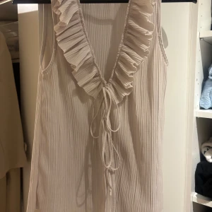 ärmlös blus från Zara - Tillverkad i ett lätt och luftigt material.