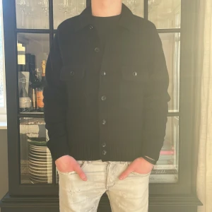 Uniqlo overshirt - En snygg overshirt ifrån märket Uniqlo i 100% lammull! Overshirt en är i storlek XS och aldrig använd! Bara testad! Skick: 10/10! Nypris: 799kr! Mitt pris: 499