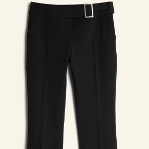 Svarta kostymbyxor med bälte - Eleganta svarta kostymbyxor med en fin detalj vid midjan😍😍Byxorna är nästan helt nya och använda 2 gånger på grund av fel storlek. Den kostade 600kr nypris, eftersom dem knappt kommit till användning säljs dem för 500kr