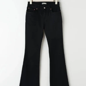 Gina tricot low waist bootcut jeans - Använda men fortfarande väldigt fint skick. Köpta för 500kr💕Säljer för 150 för använder dem ej längre! Passar mig som är 171-172! Tvättas självfallet innan postningen!