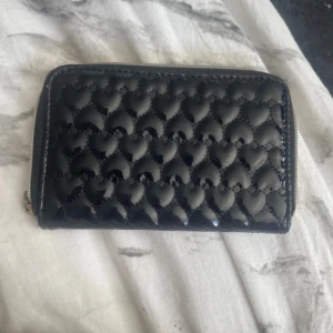 Svart plånbok  - Säljer en svart liten plånbok som inte kommer till användning. Skriv för fler frågor❤️