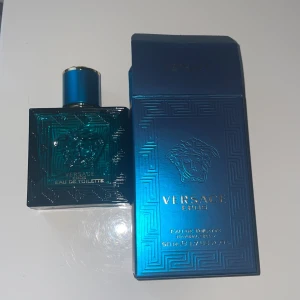 Versace Eau de Toilette - Säljer en elegant Versace Eau de Toilette i en stilren blå flaska med guldiga detaljer. Flaskan har ett klassiskt mönster och kommer i en matchande blå kartong. Perfekt för den som vill ha en lyxig doftupplevelse.  Vill sälja denna parfym för jag vill köpa en ny, har haft samma innan, tagit jätte få spreyer. Den är ganska full. Inga pris diskussioner 