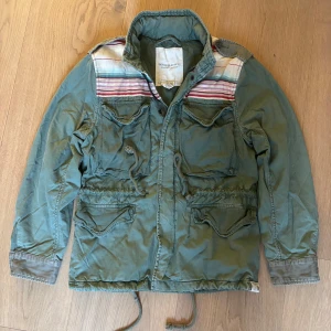 Grön jacka från Denim & Supply - Tja! Säljer nu denna skit unika vintage jackan från Ralph Lauren. Snygga detaljer så som slitningar och fade. Storlek S. Hör av dig vid frågor eller liknande✌️