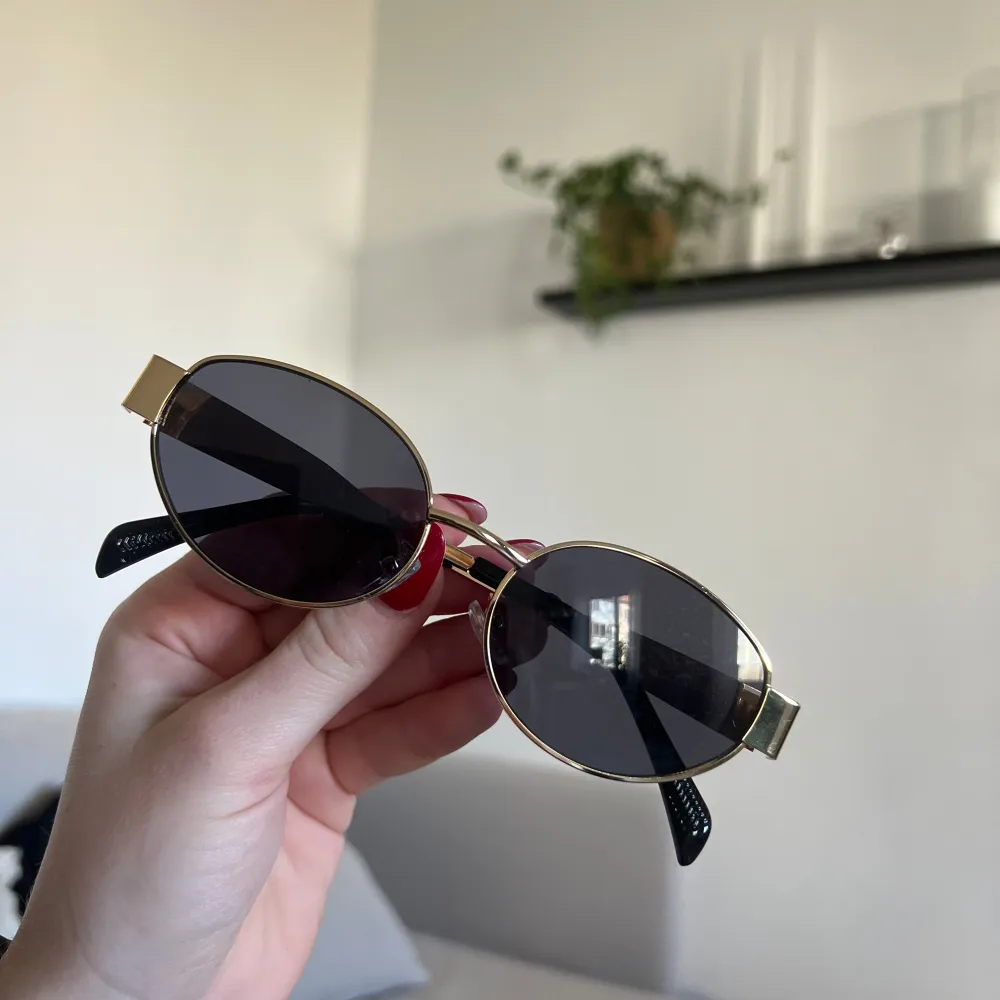 Säljer dessa populära solglasögon då jag har två stycken! Supersnygga och aldrig använda!!. Muu.