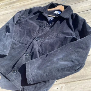 Mörkblå Overshirt - Stilig overshirt från märket Weekday | Bra skick förutom en liten defekt (Bild 3), men inget som syns vid användning😁| Storlek S men kan även passa M | Skriv vid minsta fråga, köp vänligen med PostNord😊