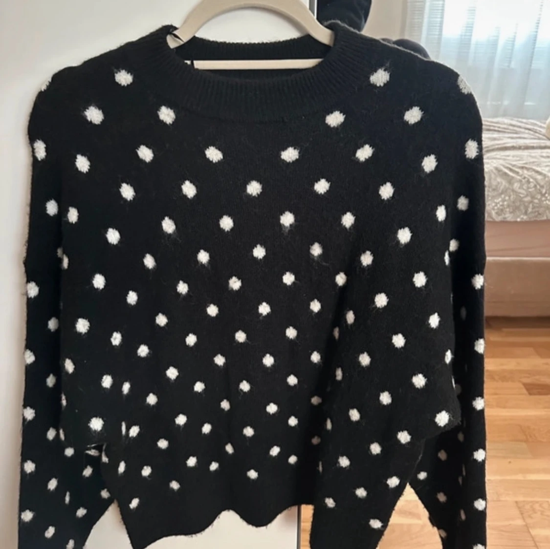 Svart stickad tröja med vita prickar