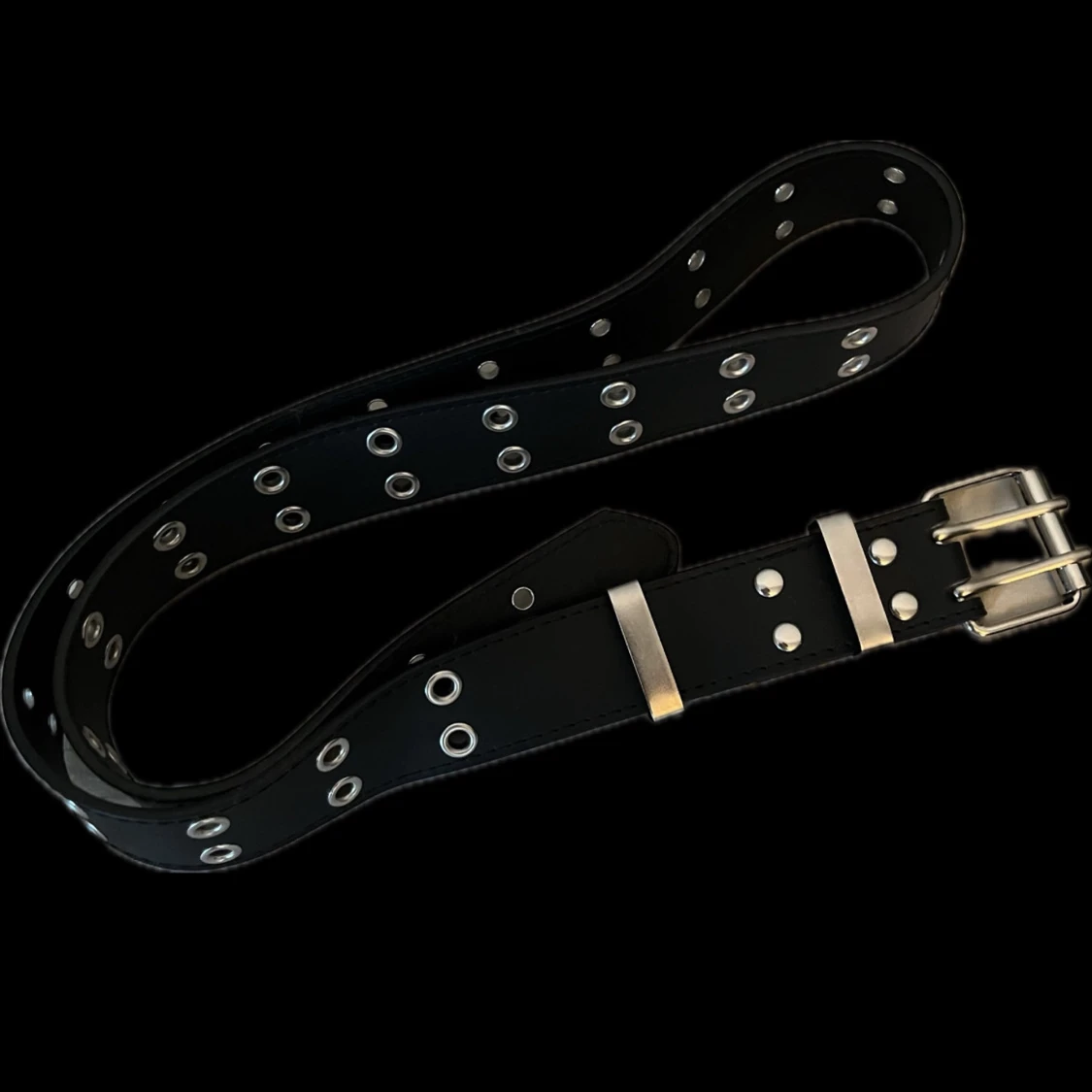 Svart bälte med hål