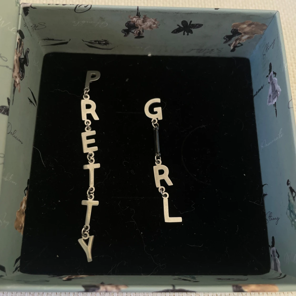 Silverfärgade örhängen från IOAKU - 1