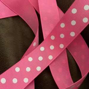 Rosa band med vita prickar för att piffa upp dina kläder el håret - Snyggt rosa band med vita prickar som ger en lekfull touch. Perfekt för att piffa upp din outfit med en färgglad detalj. Detta band är 4  meter o du kan fixa super fina rosetter eller diadem som du byter vand på. Bandet går att torkas av. Bandet är nytt o ligger här o är över i mitt hem  . Någon kanske gillar stt pyssla? 