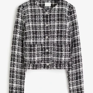 Svartvit rutig kavaj - Snygg svartvit rutig kavaj med knappar framtill. Endast använd några gånger💗