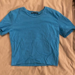 Blå t-shirt från Zara - Säljer en snygg blå t-shirt från Zara. Den är knappt använd och är i storlek S💕