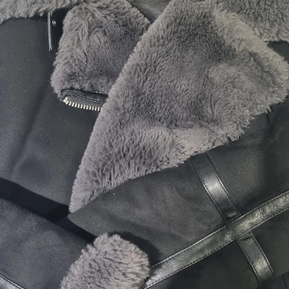 Svart jacka med fuskpäls från Zara