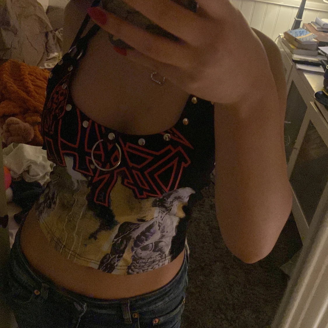 Svart linne med tryck och nitar