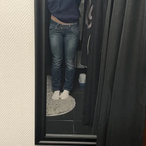 Lågmidjade lee jeans - Snygga blå jeans. De har en lågmidjad passform och är perfekta för en avslappnad look. Skriv för fler detaljer eller bilder💕