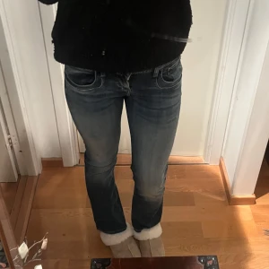 LTB jeans Valerie - Snygga LTB jeans i modellen ”Valerie”, i storlek 29:34. Säljer då de är lite för korta för mig som är 180cm. Midjemått: 79 cm Längd på benen: 81 cm💕💕