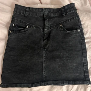 Svart jeanskjol - Svart jeanskjol från bershka. Storlek 36