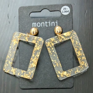 Rektangulära örhängen med guldflingor från Montini - Snygga rektangulära örhängen från Montini med transparent bas och guldflingor. De har en modern design med en rund guldfärgad knopp som fäste. Perfekta för att ge en glittrig touch till din outfit.