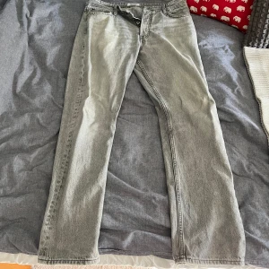 Grå jeans - Grå jeansbyxor med en straight fit. Från Jack&jones storlek 32x32