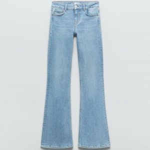 zara jeans - lågmidjade flare jeans från zara 💕