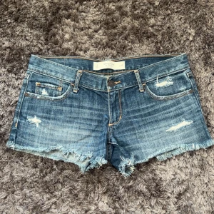 Jeansshorts  - Så snygga blå low waist jeansshorts från Abercrombie & Fitch. Perfekta nu för sommaren!!🌸