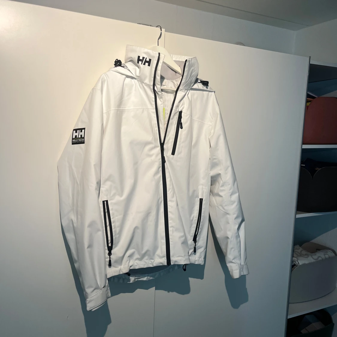 Vit vindjacka från Helly Hansen