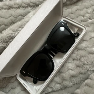 CHIMI Svarta solglasögon  - Säljer mina svarta solglasögon (CHIMI) nästan helt nya 