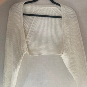 Vit stickad kofta - Vit croppad stickad kofta som inte kommer till användning. Den är i mycket bra skick och knappt använd