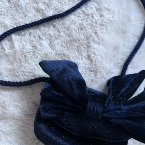 Mörkblå rosett väska💙 - Jättesöt väska🥹💕