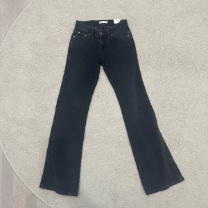 Svarta bootcut jeans från Ginatricot - Snygga svarta bootcut jeans från Ginatricot. Oanvänd med etikett. Storlekten passar ej så bhvde sälja. Köpte för 499kr