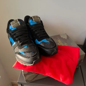 Valentino Rockrunner sneakers i svart och blått - Säljer valentino box och Valentino dustbag.(inte skorna)